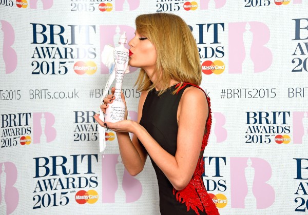 sexy Taylor Swift winning at brit awards 2015