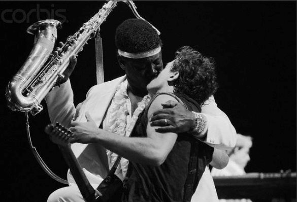 springsteen the boss clarence clemons kiss live on stage