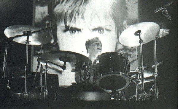 larry mullen jr on drums live with boy on his back