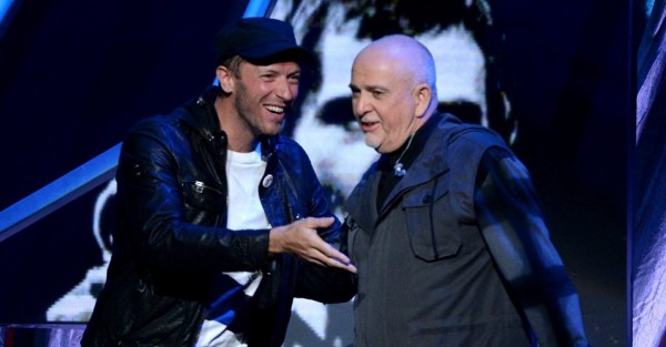 peter gabriel with chris martin rock and roll hall of fame 2014