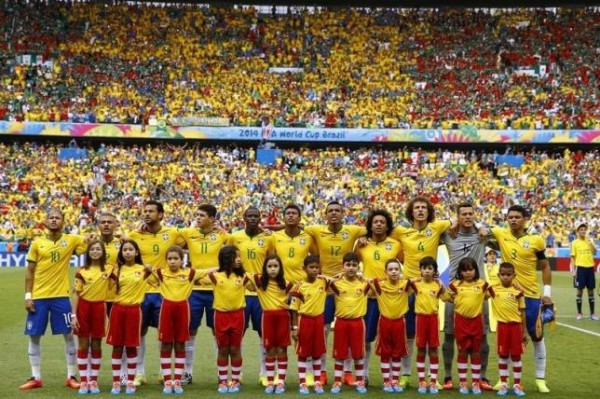 Team Brazil pose before the 2014 World Cup Group A soccer match between Brazil and Mexico at the Castelao arena in Fortaleza June 17, 2014. REUTERS/Marcelo del Pozo