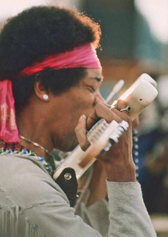 Jimi Hendrix playing guitar with his teeth at 69' Woodstock.