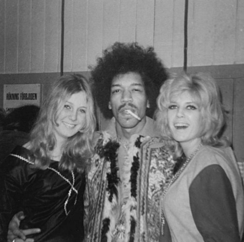 Jimi Hendrix always well accompanied ... by women!