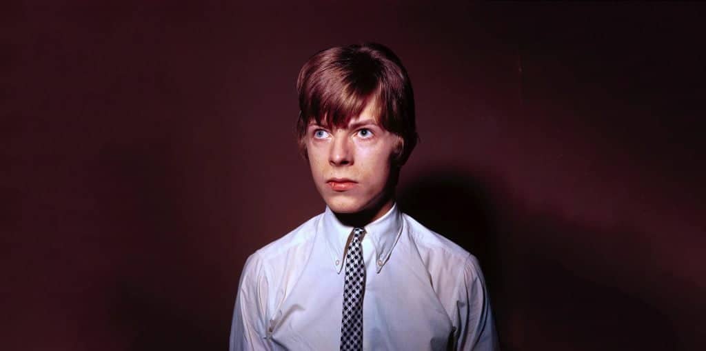 Desktop background featuring David Bowie posing for his self-titled debut album.