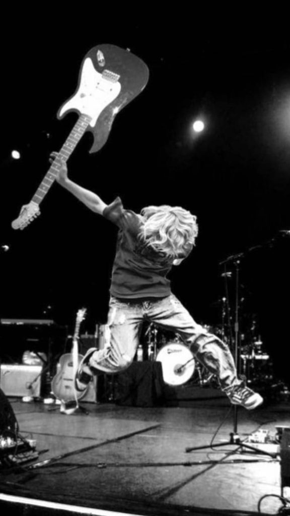 Kurt Cobain smashing his guitar live wallpaper for iPhone.