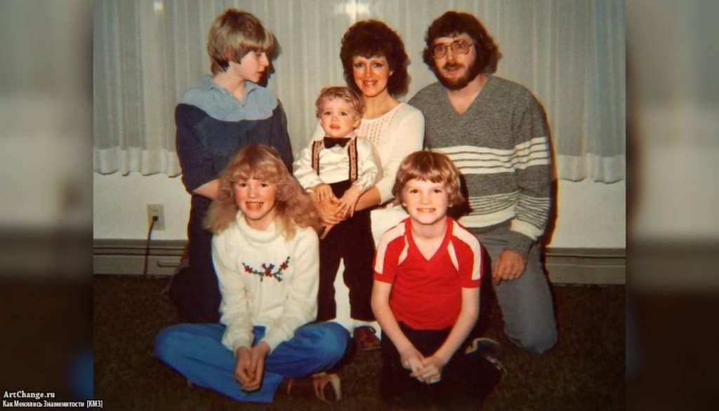 Kurt with his father Donald, half-brother Chad Cobain, and his new family.